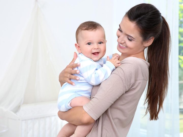 Come svegliare un neonato delicatamente per l’allattamento senza stress