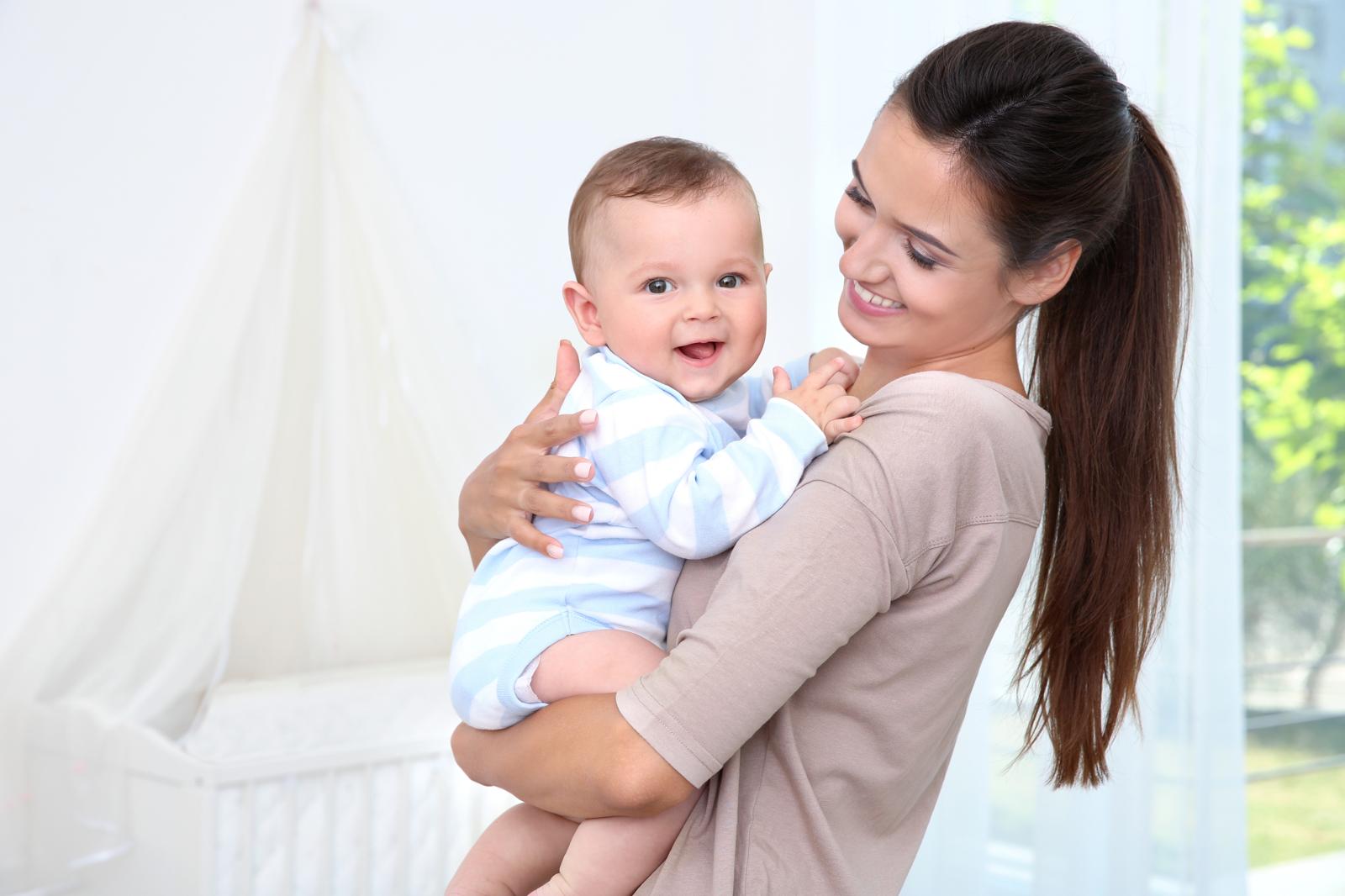 Come svegliare un neonato delicatamente per l’allattamento senza stress